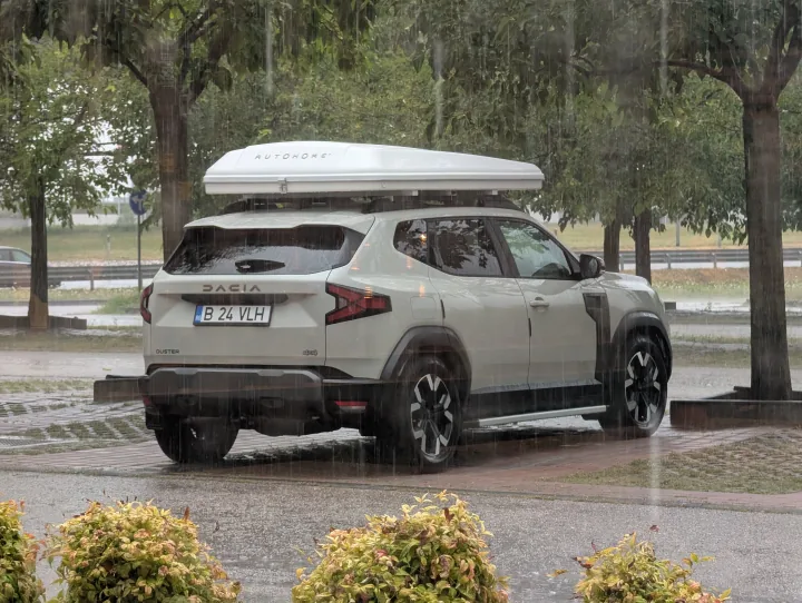 DusterHouse on the road: the Dacia Duster with its rooftop tent packed for travel.